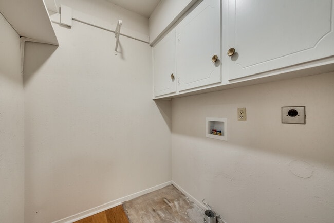Building Photo - 611 Ray Andra Dr