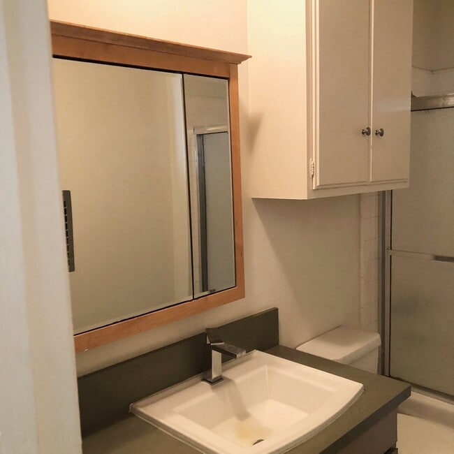 bathroom - 440 N Hayworth Ave