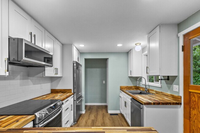 Building Photo - 2230 Jasper Way NW