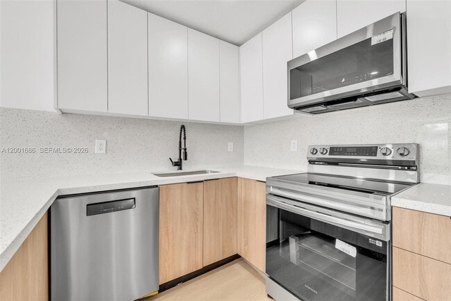 Building Photo - 1611 NE 50th Ct