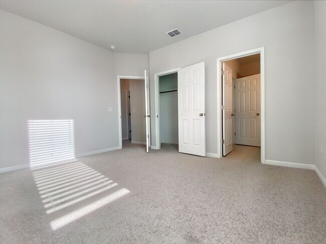 Building Photo - Beautiful and Spacious 4/BR 3.5/BA Modern ...
