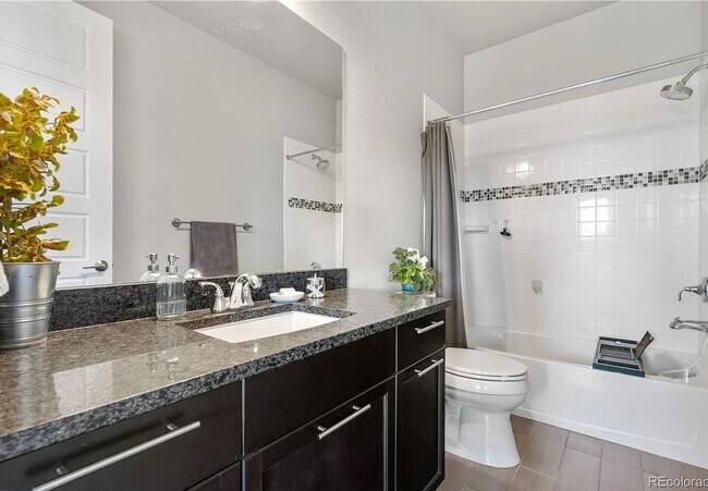 Building Photo - Stunning 4BR House on corner lot in Denver...