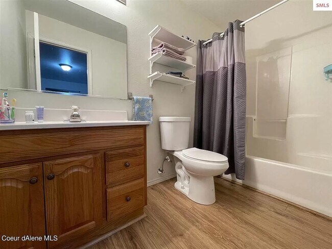 En Suite Bath - 1821 Spruce St