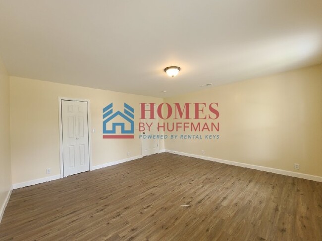 Building Photo - Downstairs | Three Bedroom Duplex