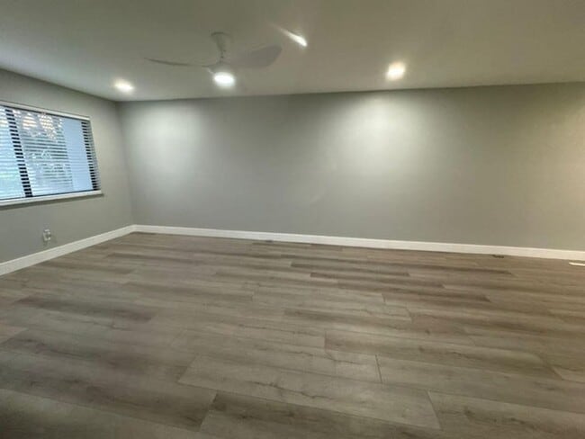 Building Photo - 5205 Bayside Dr