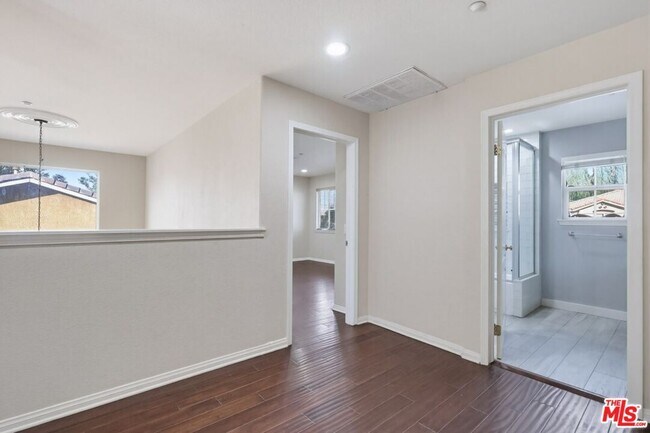 Building Photo - 5187 Knollwood Way