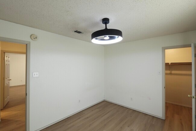 Building Photo - 811 Ironton Dr