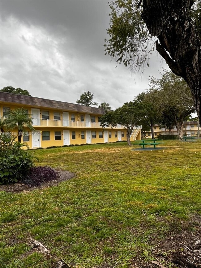 Building Photo - 5162 NE 6th Ave