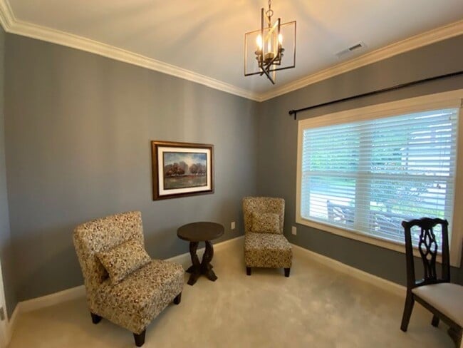 Building Photo - Beautiful Fully Furnished 3 bed 2 bath hom...
