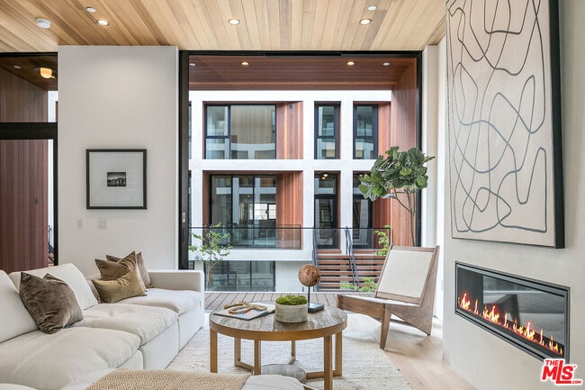 Building Photo - 610 S Van Ness Ave