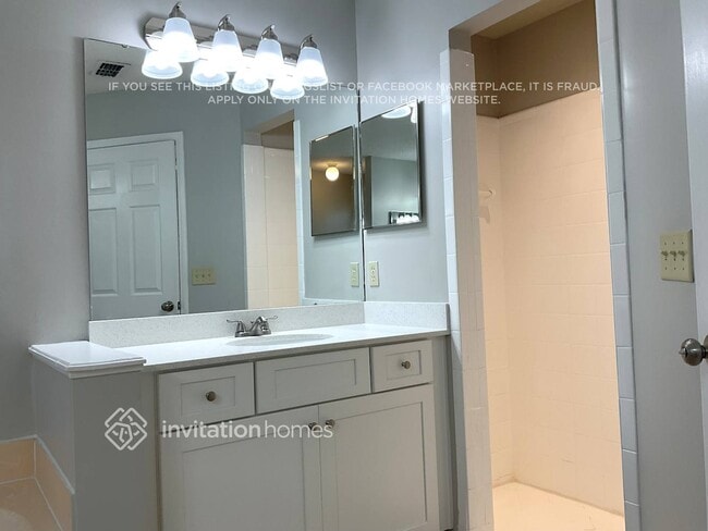 Building Photo - 1995 Hovington Cir W