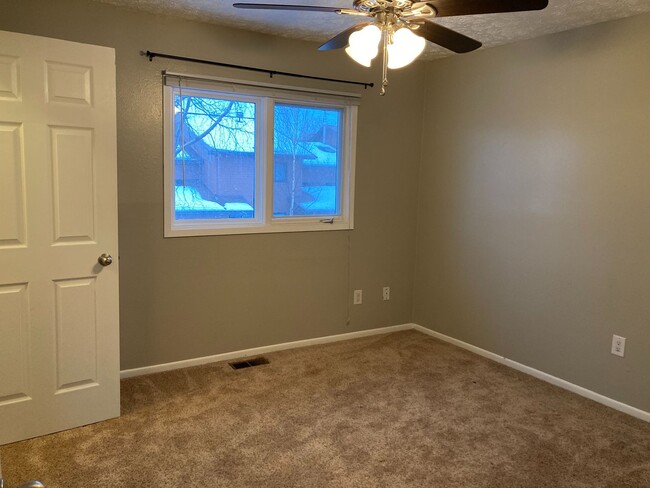 Building Photo - 3 Bedroom, 2.5 Bath Townhouse off Johns Ro...