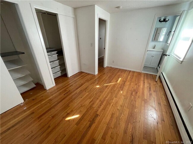 Building Photo - Quaint Single Family in Mystic!