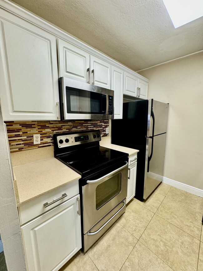 Building Photo - 10008 Twin Lakes Dr