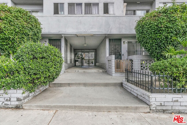 Building Photo - 1800 N Harvard Blvd