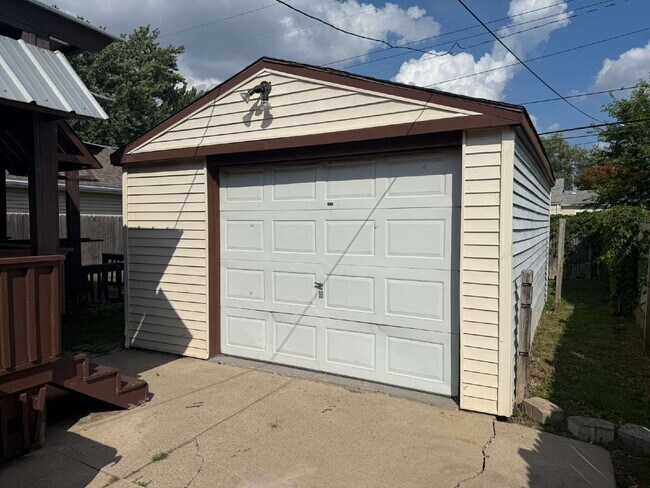 Building Photo - "3-Bedroom Home in Roseville - Spacious 1294 Sq Ft Comfort!"