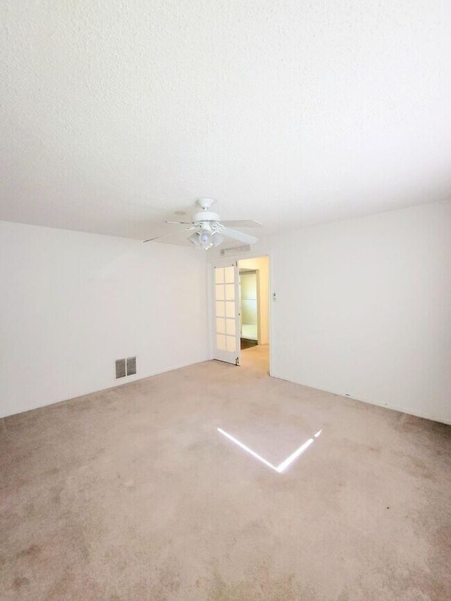 Building Photo - 4 bedroom home with fenced back yard!