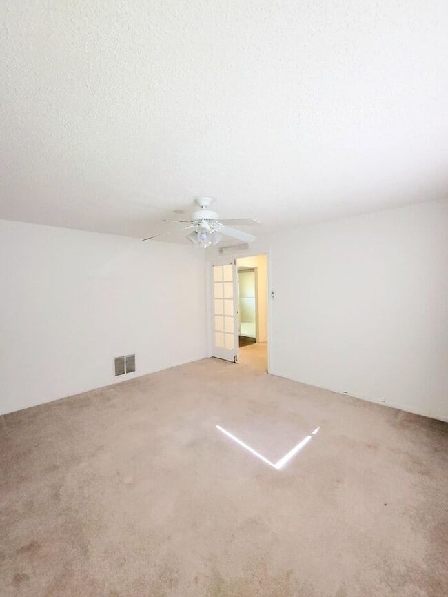 Building Photo - Move-In Ready! • 4 Bedrooms • Big Backyard