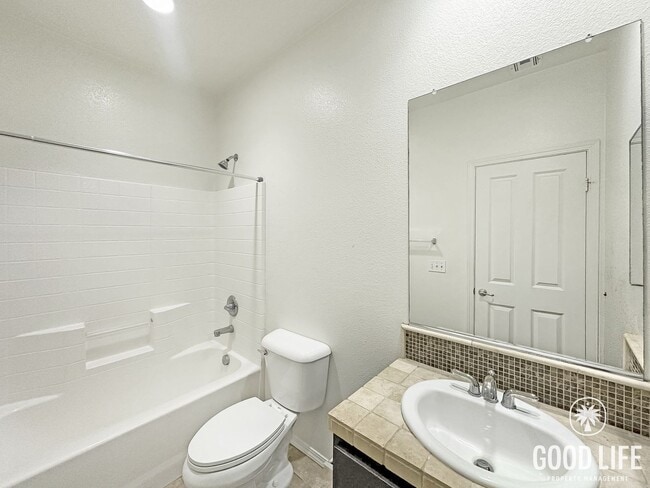 Building Photo - Welcoming 2B/2BA Condo with Balcony, In-Unit Laundry and Pool Access.