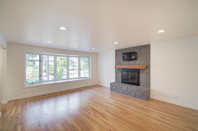 Building Photo - 3Bd/1.75Ba Bellevue House