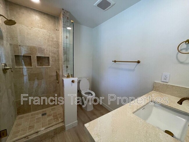 Building Photo - 1124 La Honda Dr