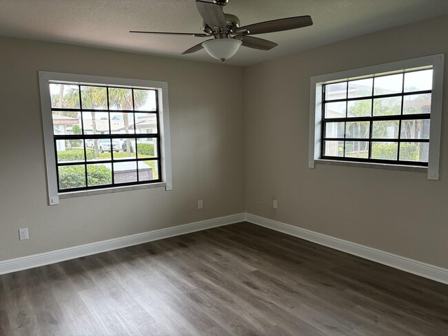 Building Photo - 255 Paradise Blvd