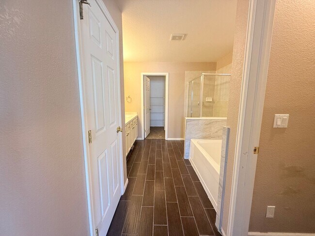 Building Photo - $O DEPOSIT OPTION. SPACIOUS 3-BEDROOM TOWNHOUSE IN KENSINGTON TOWNHOMES