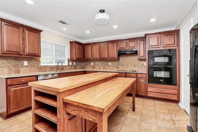 Building Photo - 15611 Normans Landing Dr