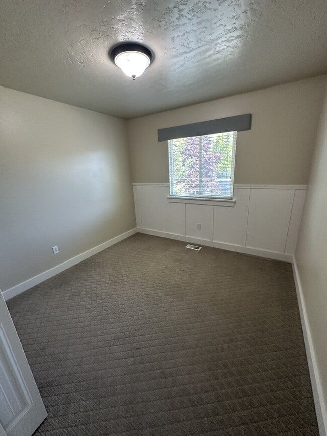 Building Photo - "Charming 4-Bed Home with Granite Accents & Hardwood Elegance in Meridian!"