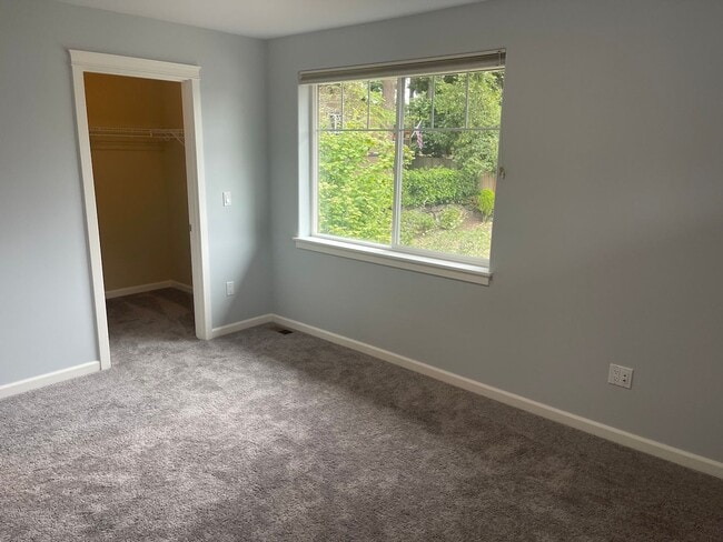 Building Photo - Spacious 3BD/2.5BTH Available for Lease in...