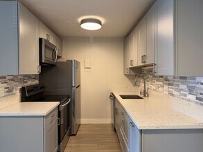 Building Photo - Updated Top Floor 2BD/1BA Condo in Boulder - Available NOW!