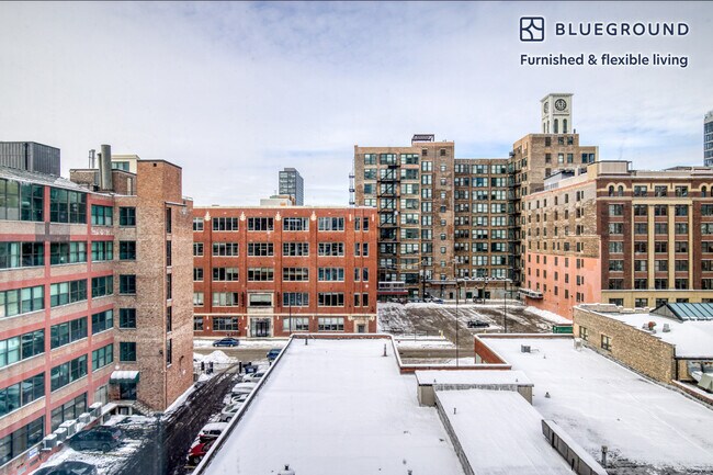 Building Photo - 808 W Van Buren St