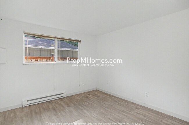 Building Photo - Updated Two Bedroom Duplex in Sellwood - Garage Included!