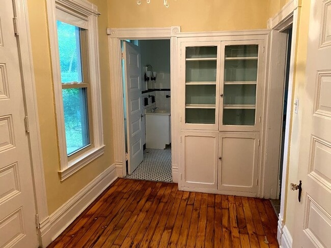 Building Photo - 5910 Howe St