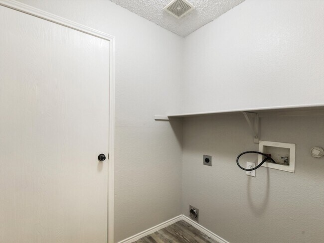 Building Photo - 8212 Canoe Ridge Ln