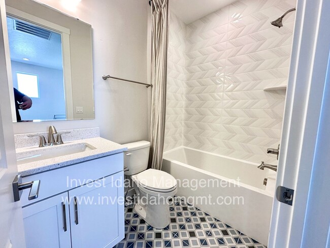 Building Photo - $500 move-in credit! Luxury Gated Townhome...