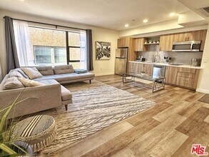 Building Photo - 723 S St Andrews Pl