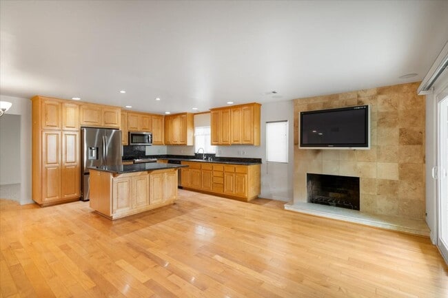 Building Photo - Beautiful Torrance Home