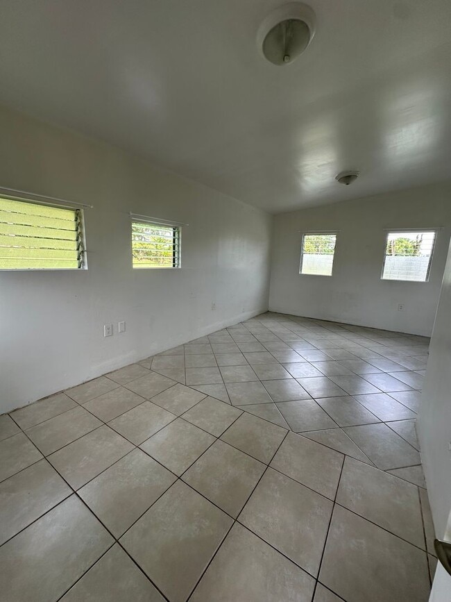 Building Photo - 3BD/2BA with extra living space