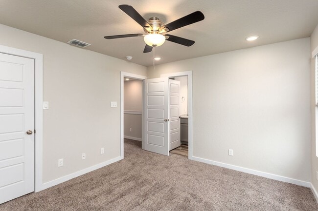 Building Photo - Almost New Luxury Townhome in Amenity Rich Hunter's Ranch