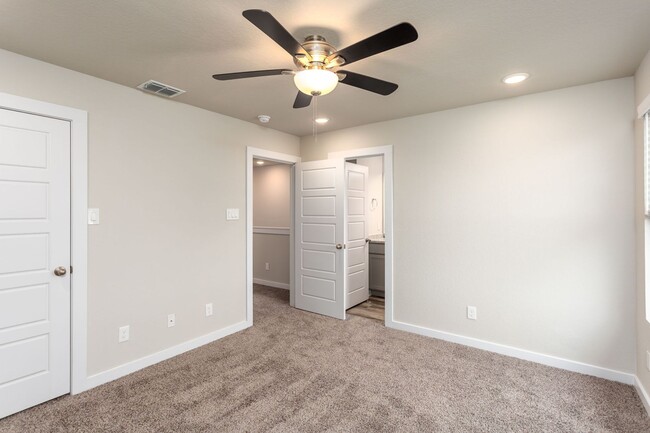 Building Photo - NW San Antonio Townhome in Hunters Ranch