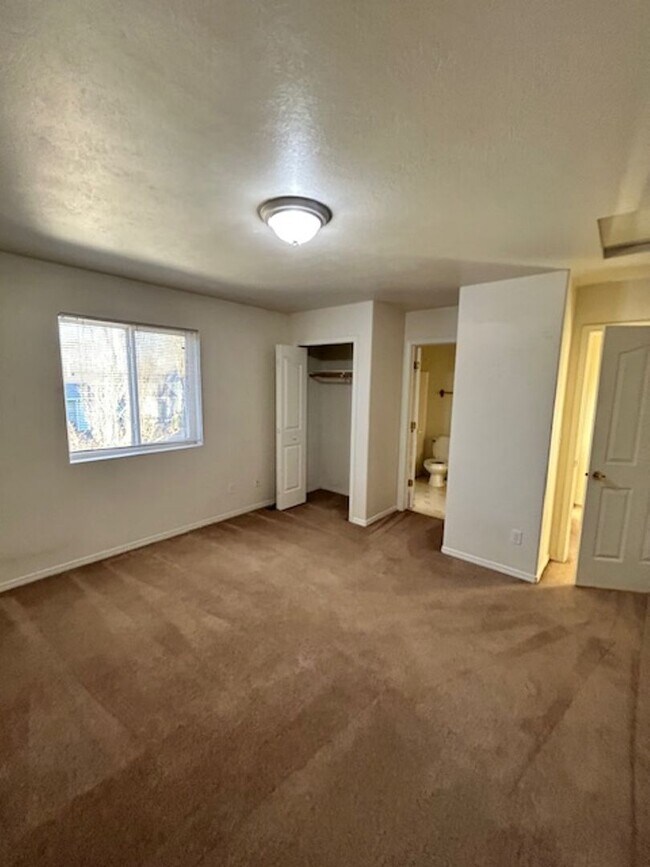 Building Photo - 3 Bedroom 2 Bathroom Centrally Located Tow...