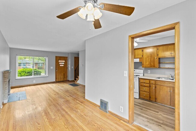 Building Photo - 723 Village Dr