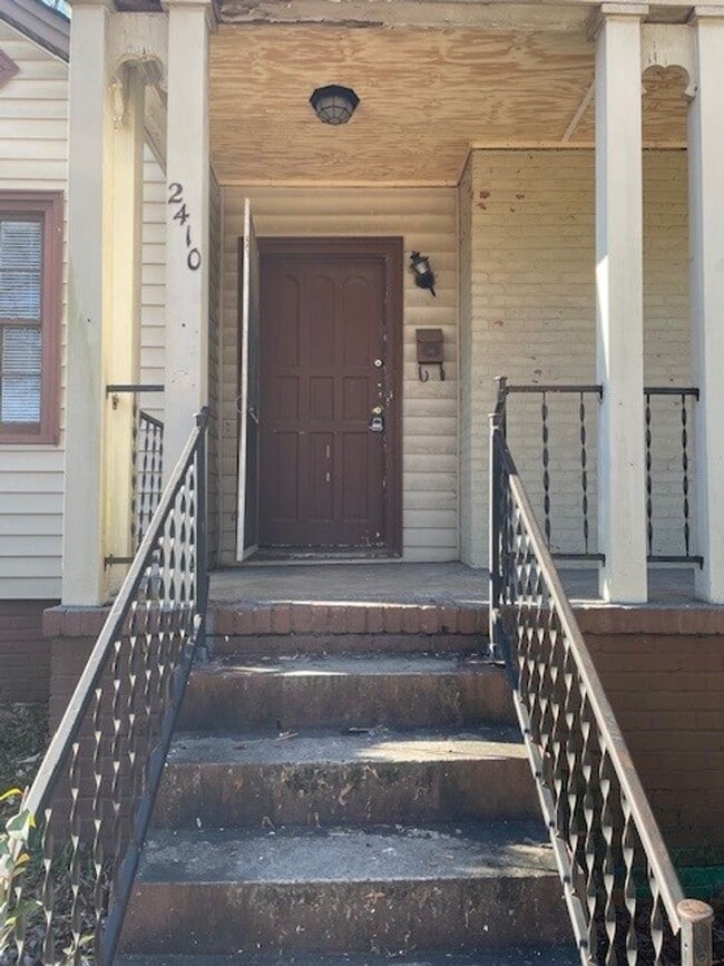 Building Photo - Two Bedroom House