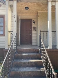 Building Photo - Two Bedroom House