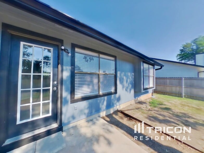Building Photo - 1302 Texas Oak Way