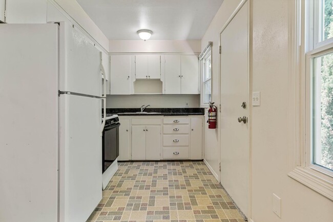 Building Photo - 2 weeks free rent! Beautifully remodeled 1-bdrm/1-bath in 7-plex—Shared laundry, dedicated storag...