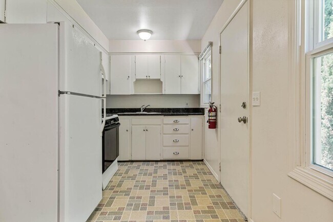 Building Photo - $300 off first month! Beautifully remodeled 1-bdrm/1-bath in 7-plex—Off-street parking, shared la...