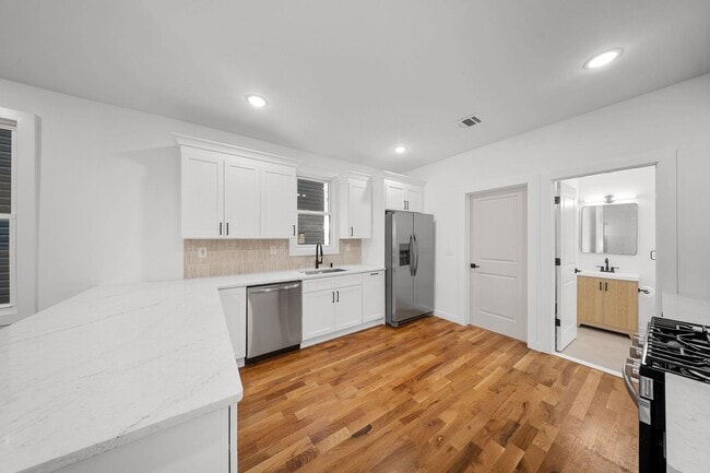 Building Photo - 319 William St