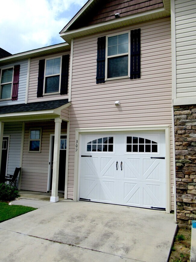 Building Photo - Three Bedroom Townhome in Richlands Close to Everything!!